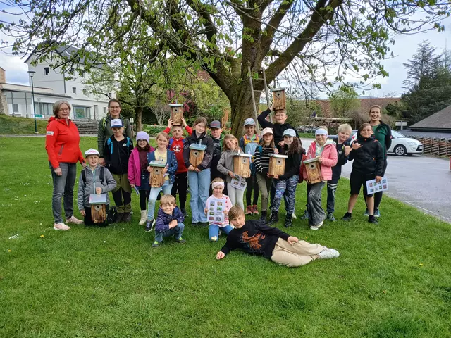 Die engagierten Kinder des Kindergemeinderates hingen zehn Nistkästen auf und leisteten somit einen wertvollen Beitrag für Tier- und Naturschutz. | Foto: Gemeinde Fladnitz