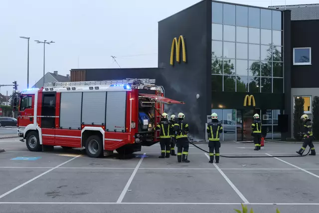 Brand vor McDonald's Restaurant in der Welser Pernau, wo im Eingangsbereich ein Abfallbehälter zu brennen begann. | Foto: laumat.at