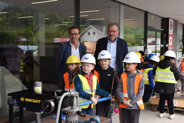 Peter Wachter, Bezirksstellenleiter, und Manfred Hautz, WK-Obmann für den Bezirk Kufstein, begrüßten viele Schülerinnen und Schüler.  | Foto: Barbara Fluckinger