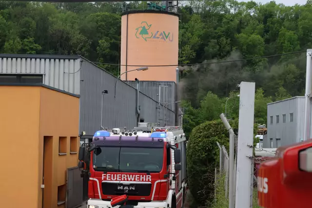 Im Welser Industriegebiet begannen Lösungsmittel in einem Container eines Abfallunternehmens zu brennen – die Feuerwehr führte einen Löschangriff durch. | Foto: laumat.at