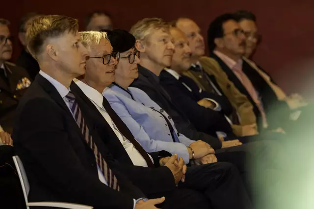 Chefredakteur Thomas Winkler, Bundesminister a. D. Alois Stöger, Nationalrätin Rosa Ecker, Bischofsvikar Slawomir Dadas, UU-Bezirkshauptmann Ferdinand Watschinger, LAbg. Bgm. Josef Rathgeb und LAbg. Erich Wahl.  | Foto: MeinBezirk OÖ/Pils