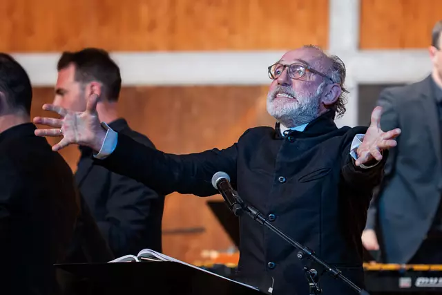 Das Publikum war konzentriert, aufmerksam auf die Verschmelzung von Kraus‘ brillanten Texten, Markovics‘ eindringlicher schauspielerischer Präsenz und Pirchners musikalischer Genialität. | Foto: Günther Koglek