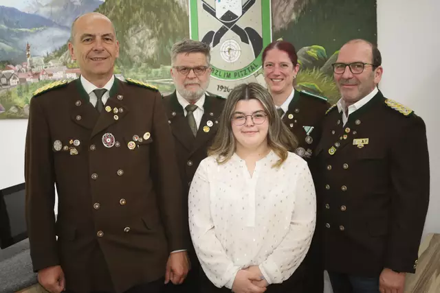 Bezirksoberschützenmeister Christof Melmer mit den neu hinzugekommenen Bezirksfunktionären | Foto: Hermann Novotny