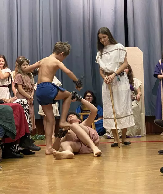 Raphael Richter und Benjamin Vogl beim Faustkampf, Cecilia Gibisch als Schiedsrichter. | Foto: Simone Gsell