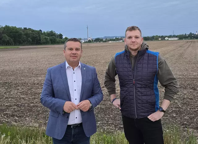 Die Bürgermeister von Ansfelden und Pucking, Christian Partoll und Thomas Altof (v.l.), fordern „Schluss mit endlosen Debatten".  | Foto: Stadtgemeinde Ansfelden