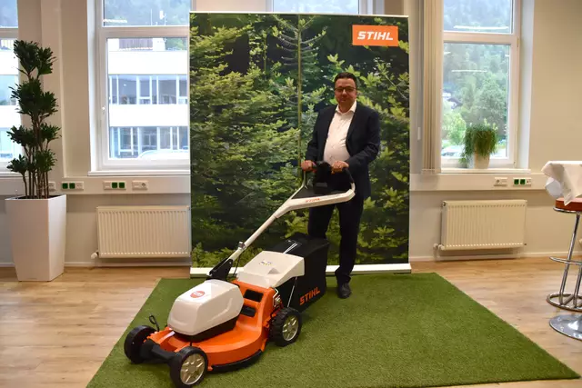 Der Gartengerätehersteller Stihl Tirol blickt nach drei wachstumsstarken Jahren auf ein Geschäftsjahr mit geringerem Umsatz. Geschäftsführer Jan Grigor Schubert blickt aber positiv in die Zukunft.  | Foto: Barbara Fluckinger