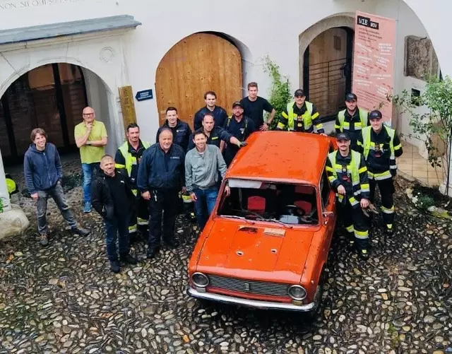 Der rote Lada wurde von russischen Soldaten in der ukrainischen Stadt Wowtschansk zerschossen. Viele helfende Hände haben ihn nach Villach importiert. | Foto: Museum der Stadt Villach