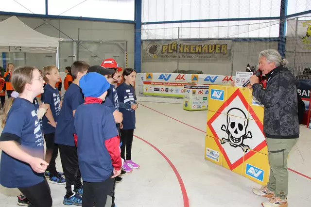 Gefahrstoff-Würfelpuzzle1: Neun Würfel ergeben das gefragte Gefahrensymbol. | Foto: KZS/AUVA M. Lippitsch