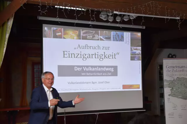 Feldbachs Bürgermeister Josef Ober hielt einen spannenden Vortrag über den "Aufbruch zur Einzigartigkeit". | Foto: MeinBezirk.at