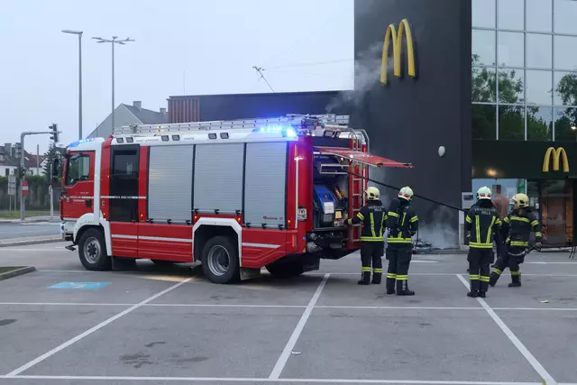 Brand vor McDonald's Restaurant in der Welser Pernau, wo im Eingangsbereich ein Abfallbehälter zu brennen begann. | Foto: laumat.at