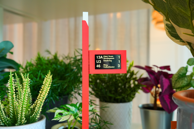 Ein Instagram Reel geht derzeit in Wien durch die Decke. Es zeigt das Produkt "Straba", die Mini-Öffi-Haltestelle mit Echtzeitinfos, ideal für den Schreibtisch.  | Foto: Straba