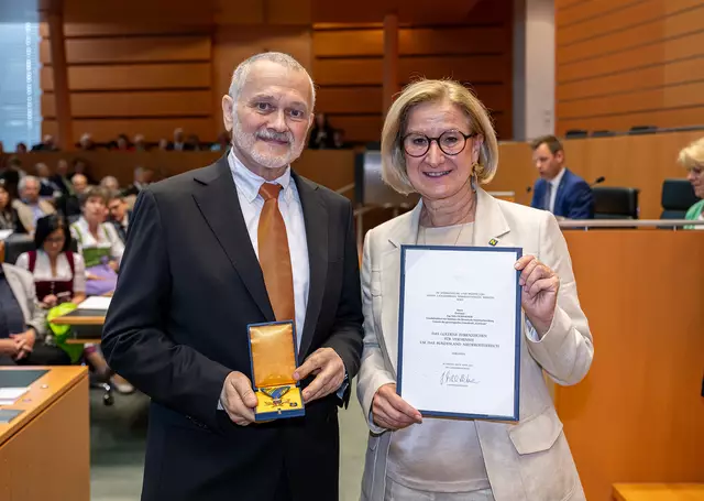 Felix Gundacker wurde das Goldene Ehrenzeichen des Landes Niederösterreich verliehen.  | Foto: NLK Burchhart