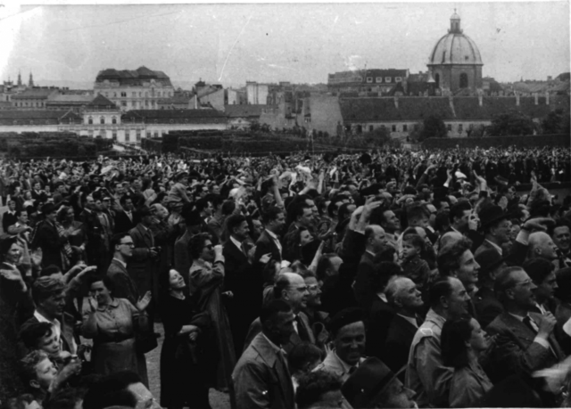 Menschenmenge vor dem Belvedere, Albert Hilscher, Wien, 15.5.1955. 
 | Foto: ÖNB, Bildarchiv und Grafiksammlung.