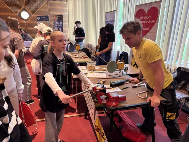 Und jetzt mit Kraft: Die Unternehmen ließen die Jugendlichen selbst arbeiten. So bekommt man den besten Eindruck von den Anforderungen eines Berufs. | Foto: Reichel