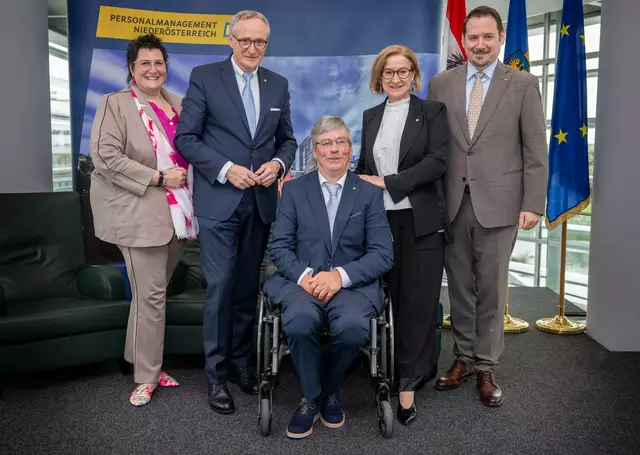 Verena Krammer, Leiterin der Abteilung Personalmanagement, Landesamtsdirektor Werner Trock, Zentralbehindertenvertrauensperson Andreas Mühlbauer, Landeshauptfrau Johanna Mikl-Leitner und LPV-Obmann Hans Zöhling bei der Veranstaltung zum Thema „Menschen mit Behinderung im NÖ Landesdienst“ (v.l.n.r.). | Foto: NLK Khittl