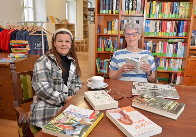 "KulturEcke Levasseurgasse 19" heißt die neue Kooperation von Sabina Anna Pekarek ("GenussSpiegel", l.) und Bettina Koppon (Inhaberin der "Lese-Ecke").  | Foto: 2025@GenussSpiegel