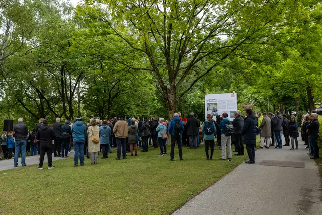 Am 8. Mai fand der Festakt zur Umsetzung des Gedenkortes Reichenau am künftigen Standort der Gedenkstätte statt.  | Foto: IKM/F.Bär