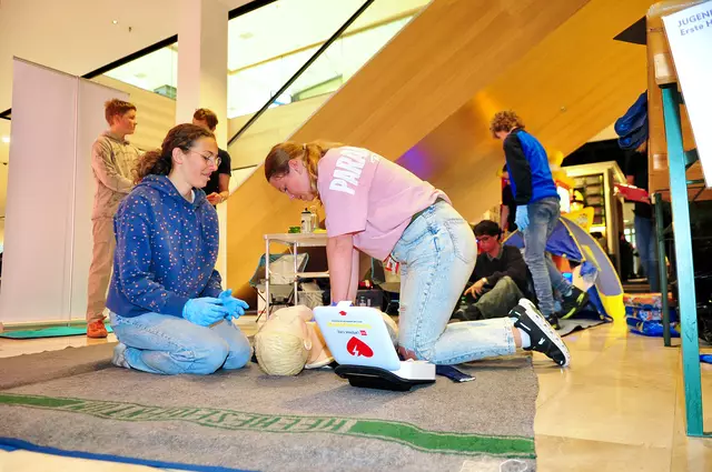 An fünf Stationen wurde im Einkaufszentrum CYTA in Völs von den Helpteams des Jugendrotkreuzes erste Hilfe geleistet. | Foto: Hassl