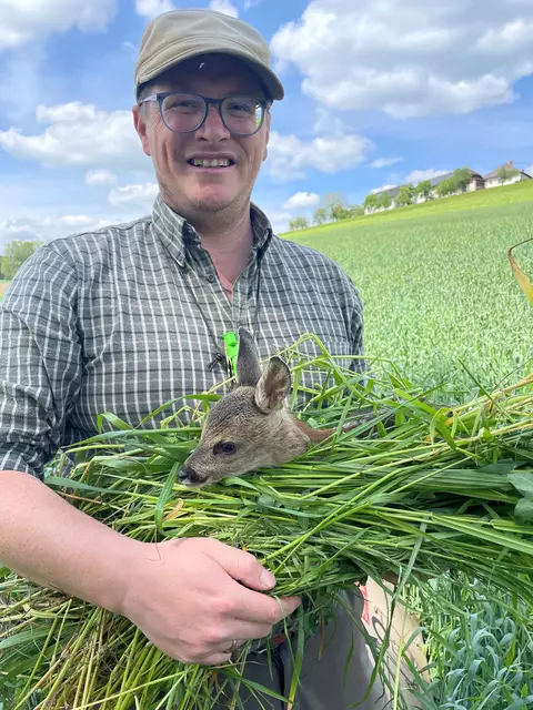 Jagdleiter Christian Rammerstorfer mit einem geretteten Kitz. | Foto: Rammerstorfer