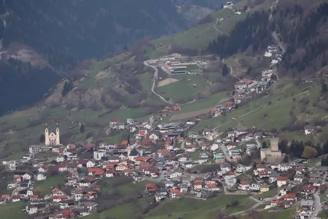 Der beeindruckende Blick von der Aussichtsplattform am Kaunergrat nach Fließ. | Foto: Seelos