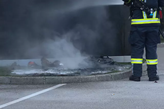 Brand vor McDonald's Restaurant in der Welser Pernau, wo im Eingangsbereich ein Abfallbehälter zu brennen begann. | Foto: laumat.at