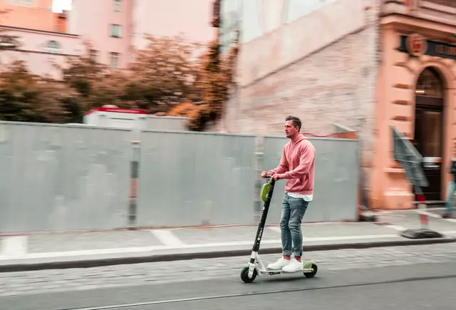 Eine aktuelle ÖAMTC-Erhebung zeigt, dass in Österreich 40 Prozent der Radfahrenden, aber nur zwölf Prozent der E-Scooter-Fahrenden einen Helm tragen.  | Foto: Marek Rucinski / Unsplash