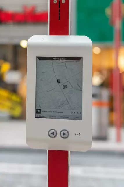 Mit Berührung kann man an den Stationen Infos abrufen. | Foto: Wiener Linien/Gritevskaja Alexandra