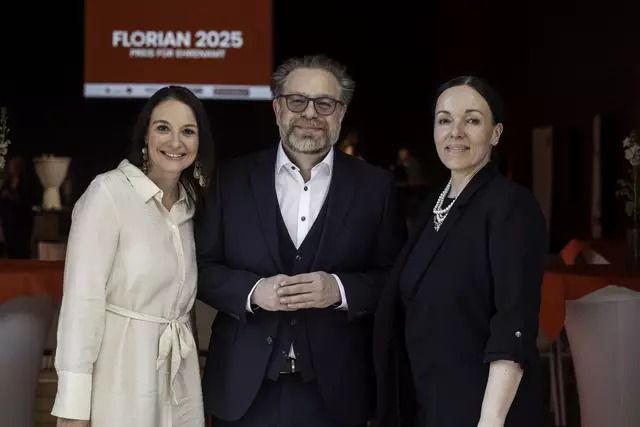 MeinBezirk OÖ-Geschäftsführer Thomas Reiter mit der Event-Organisatorin Anita Schütz (MeinBezirk OÖ-Marketing) und MeinBezirk OÖ-Redaktionsmanagerin Marlene Mülleder (li.) | Foto: MeinBezirk OÖ/Pils