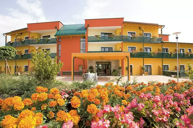 Gastlichkeit, die vom Herzen kommt:
Josef Puchas und seine 35 PuchasPLUS-MitarbeterInnen, zeichnen sich durch Ihre hervorragende Zusam­menarbeit, ein respektvolles Miteinander und die Liebe zum Beruf aus.