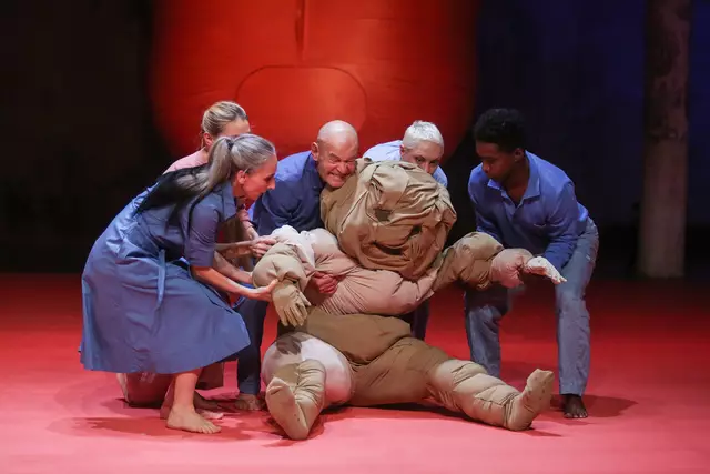 Das spektakuläre Werk zeigt auf unterschiedliche Arten und Weisen, wie das Thema der "Puppen" aufgegriffen werden kann.  | Foto: Andreas Friess / sirene Operntheater