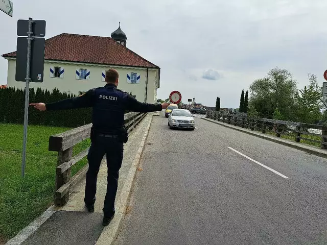 Aktuell finden an den Schärdinger Grenzübergängen – wie hier an der alten Innbrücke nach Neuhaus – Kontrollen statt. | Foto: Markus Bäumler/zema-medien.de