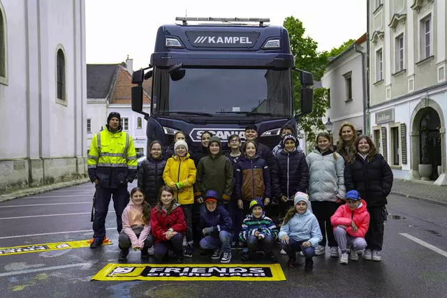Lkw-Fahrer Manfred Schneidhofer und Religions und Klassenlehrerin Daniela Perger-Hauk mit Kindern der 4b. | Foto: Lukas Schneider/Fa. Kampel