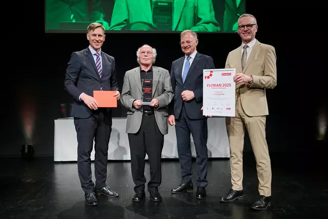MeinBezirk OÖ-Chefredakteur Thomas Winkler, Florian-Bezirkssieger Linz Hubert Billinger, Landeshauptmann Thomas Stelzer und OÖ-Versicherung-Generaldirektor Othmar Nagl (v. l.) | Foto: Land OÖ/Peter Christian Mayr