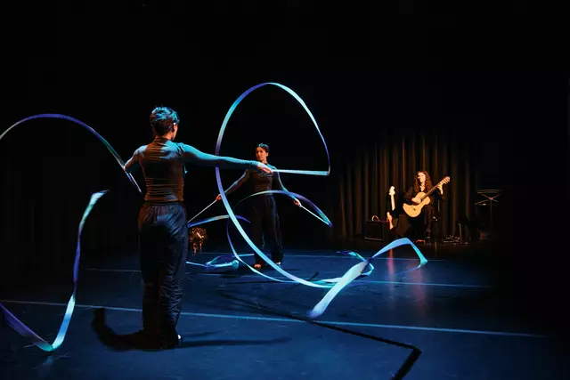 Im neuen Toihaus-Stück "Flow" werden von zwei Tänzerinnen (Julie Carrere und Marta De Masi) verschiedene Textilien erkundet. Sie bewegen sich mit Stoffen, wie zum Beispiel einem großen weißen Tuch, schimmernden Pailletten oder mit bunten Bändern, und gehen mit ihnen auf Tuchfühlung. Begleitet werden sie von Barockmusik, gespielt auf der Gitarre (von Antigoni Baxe).  | Foto: Siegrid Cain