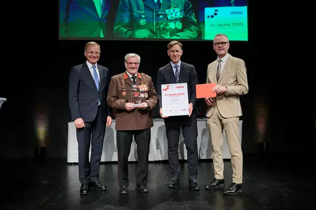 MeinBezirk OÖ-Chefredakteur Thomas Winkler, Florian-Bezirkssieger Ried Franz Danninger, Landeshauptmann Thomas Stelzer und OÖ-Versicherung-Generaldirektor Othmar Nagl  (v. l.) | Foto: Land OÖ/Peter Christian Mayr