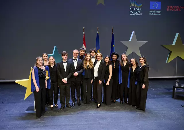 Landeshauptfrau Johanna Mikl-Leitner mit dem Jugendorchester der Europäischen Union (EUYO), das den Festakt mit Werken von Johann Strauss musikalisch gestaltete. | Foto: NLK Pfeiffer