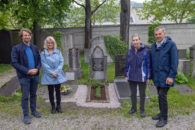(v.l.n.r.) Dominik Markl, Rebecca Wisnicki, Jeffrey Wisnicki und Vizebürgermeister Georg Willi am Grab von Jakob Justman am Innsbrucker Westfriedhof. | Foto: IKM/F.Bär