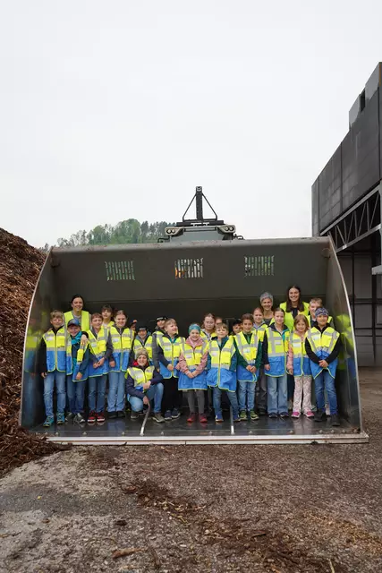 So viele Menschen passen in eine Schaufel eines Steirer Pellets-Baggers. | Foto: Kiegerl