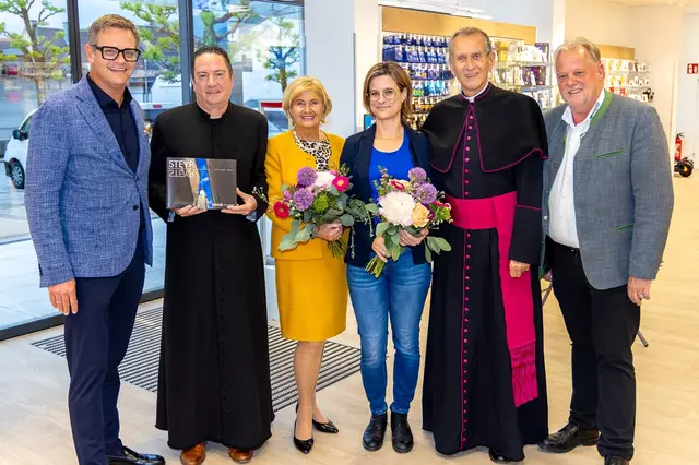 Firmenchef Robert Hartlauer, Otto Markus Hoffmann, Renate Hartlauer, Vizebürgermeisterin Isabella Breiml, Monsignore Emmanuel Longin, Bürgermeister Martin Treffner (v.l.)
 | Foto: pixelworld.at