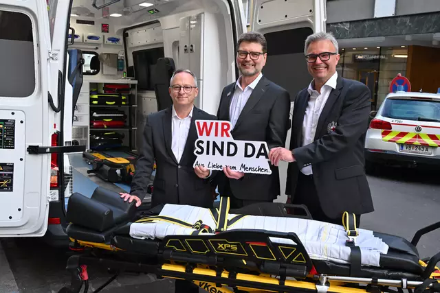 Mission Menschlichkeit lautete das Motto beim diesjährigen Empfang zum Weltrotkreuztag am 7. Mai. Am Foto v.l.: Landesgeschäftsleiter Erich Haneschläger, OÖ. Rotkreuz-Präsident Gottfried Hirz und Landesgeschäftsleiter-Stv. Thomas Märzinger.  | Foto: eventfoto.at/Kunasz