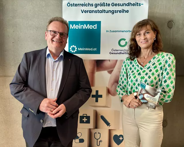 Moderatorin Christine Radmayr mit Primar Michael Gabriel, Vorstand des Instituts für Nuklearmedizin und Endokrinologie beim MeinMed-Vortrag zum Thema Autoimmunerkrankungen der Schilddrüse. | Foto: MeinBezirk