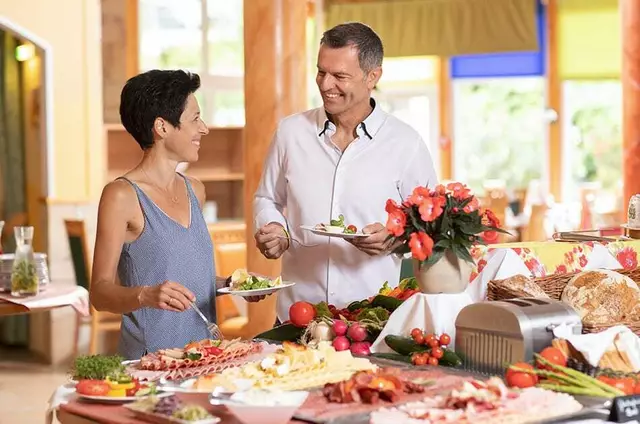 Das Frühstück ist die wichtigste Mahlzeit des Tages. Es ist die Grundlage für eine ausgewogene Ernährung, einen gesunden Körper und einen guten Start in den Tag. In unserem Hotel mit 

Frühstück beginnen Sie den Tag mit einem kräftigen Vitaminkick,  außergewöhnlichen Schman­kerln und Köstlichkeiten von den Landwirten aus der Region.