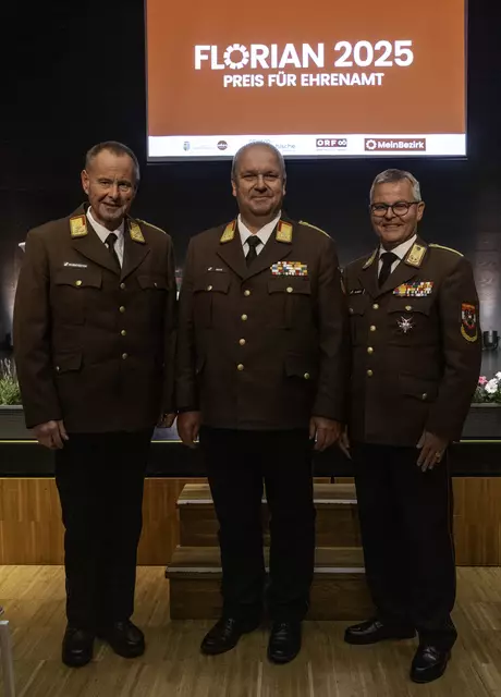 Bezirks-Feuerwehrkommandant Freistadt Thomas Wurmtödter, Landesfeuerwehrrat Bezirks-Feuerwehrkommandant Steyr-Land Wolfgang Mayr und Landesfeuerwehrrat Branddirektor Wels Franz Humer (v. l.). | Foto: MeinBezirk OÖ/Pils
