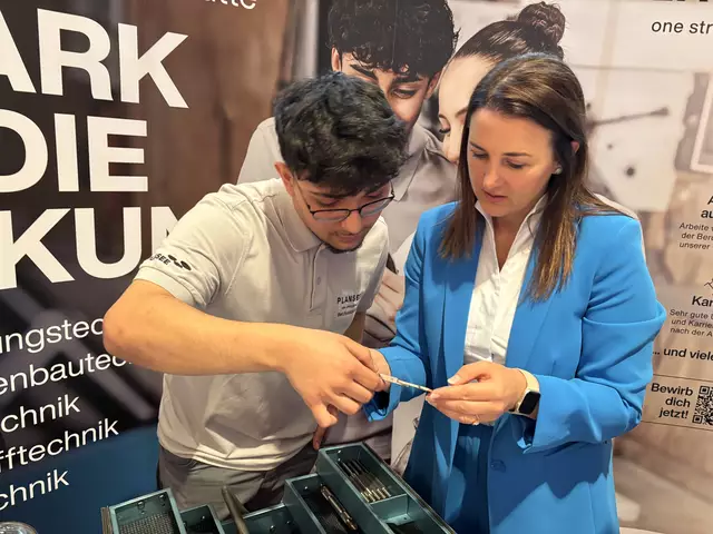 LR Astrid Mair ließ sich erklären, wie eine Schieblehre funktioniert. | Foto: Reichel