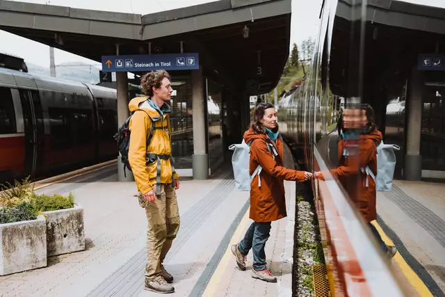 Urlauber, die mit den Öffis ins Wipptal reisen, erhalten in ausgewählten Betrieben eine Ermäßigung von 10 Prozent auf den Unterkunftspreis. | Foto: TVB Wipptal/Johannes Bitter