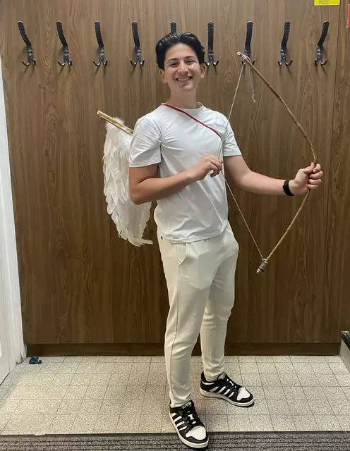 Yasin Cetinkaya als Liebesgott Amor. | Foto: Simone Gsell