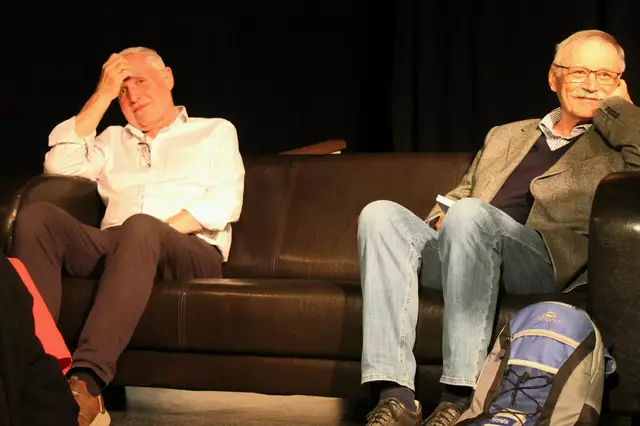 Walter Großhaupt und Raimund Holly (v. l.) gehören ebenfalls zu den Autoren, die Geschichten beigesteuert haben. | Foto: MeinBezirk