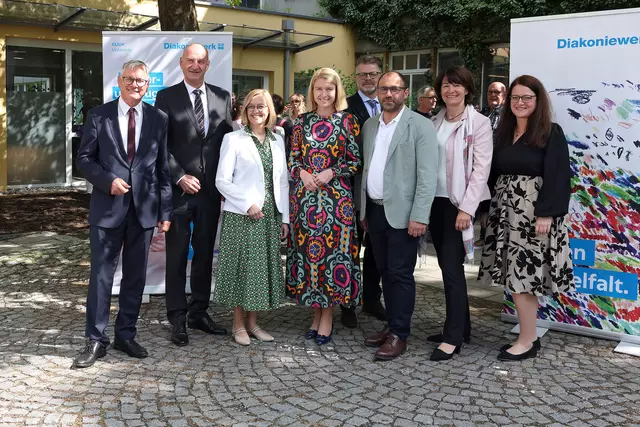 Von links: SPÖ-Landesparteivorsitzender Alois Stöger, Sozial-LR Christian Dörfel, Diakoniewerks-Vorständin Daniela Palk, LH-Stv. Gesundheits-LR Christine Haberlander, ÖGK-Landesstellenleiter Harald Schmadlbauer, ÖGK-Landesstellenausschuss-Vorsitzender Albert Maringer, KIJUK-Leiterinnen Elisabeth Laggner und Lisa Erda. | Foto: Land OÖ- Daniel Kauder