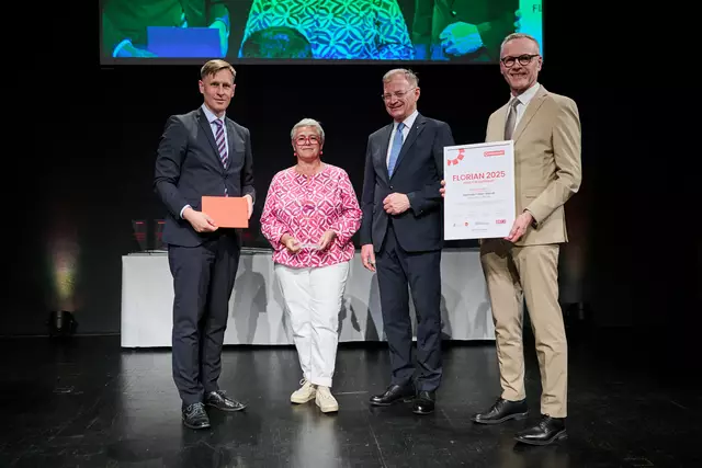 MeinBezirk OÖ-Chefredakteur Thomas Winkler, Florian-Bezirkssiegerin Grieskirchen &amp; Eferding Gerlinde Freller-Steindl, Landeshauptmann Thomas Stelzer und OÖ-Versicherung-Generaldirektor Othmar Nagl (v. l.) | Foto: Land OÖ/Peter Christian Mayr