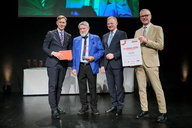 MeinBezirk OÖ-Chefredakteur Thomas Winkler, Florian-Bezirkssieger Urfahr-Umgebung Josef Morawetz, Landeshauptmann Thomas Stelzer und OÖ-Versicherung-Generaldirektor Othmar Nagl (v. l.) | Foto: Land OÖ/Peter Christian Mayr